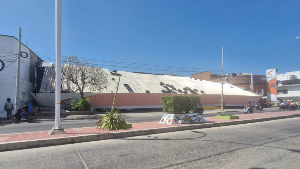 El viento derribó el techo de una gasolinera del centro de la ciudad

 – Tinta clara