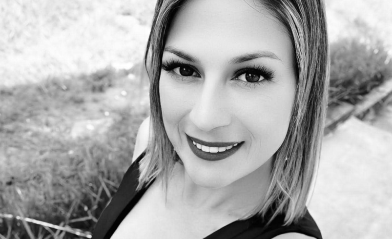 La familia la encontró después de que dejó de contestar su teléfono celular.

 – Tinta clara