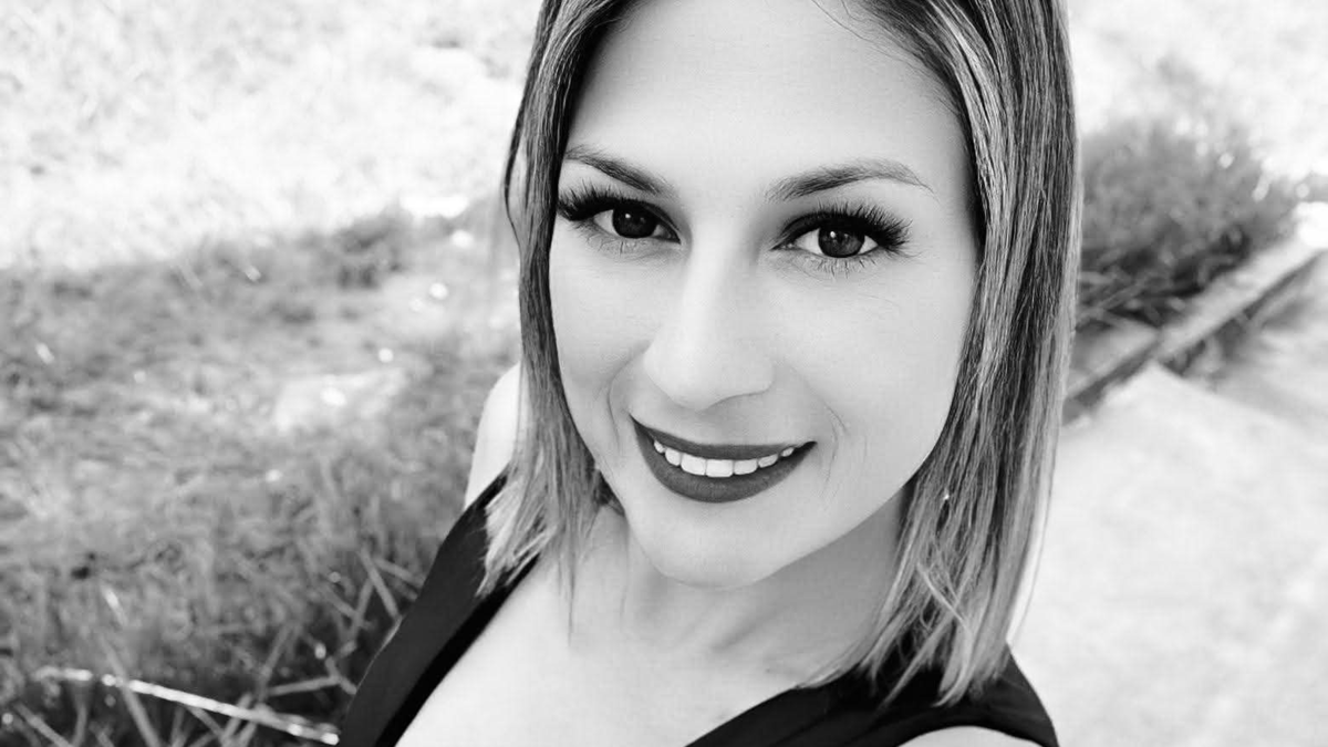 La familia la encontró después de que dejó de contestar su teléfono celular.

 – Tinta clara