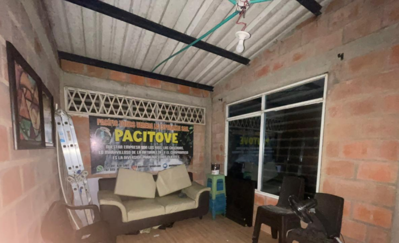 Contaba con atención de emergencia y espacios para esconder armas.

 – Tinta clara