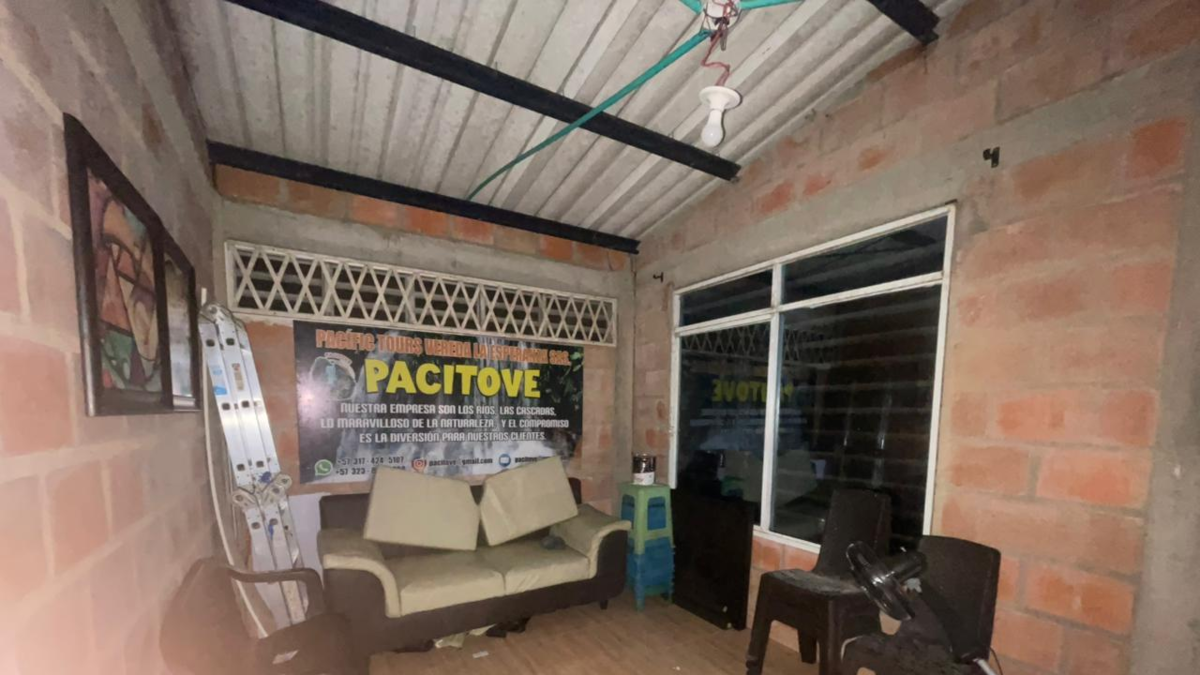 Contaba con atención de emergencia y espacios para esconder armas.

 – Tinta clara