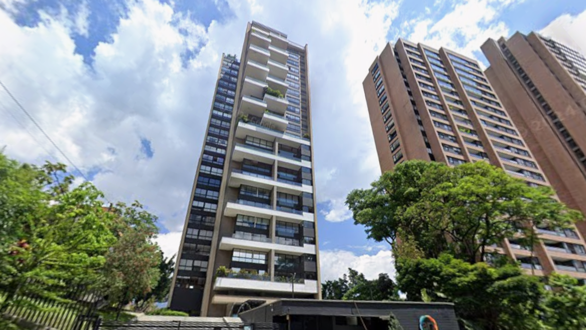 Autoridades investigan la muerte de un extranjero en Medellín tras caer desde un décimo piso de un edificio residencial en el exclusivo barrio de El Poblado

 – Tinta clara