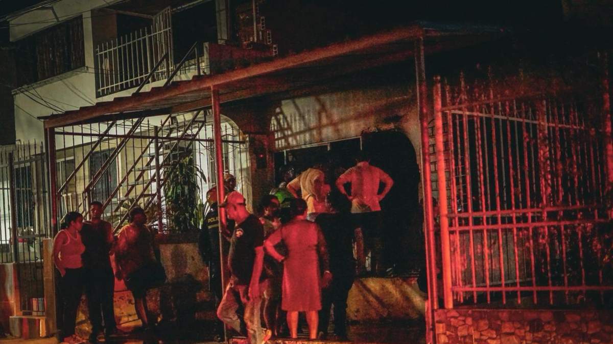 El fuego devoró una vivienda pero pudo haber quemado una manzana entera

 – Tinta clara