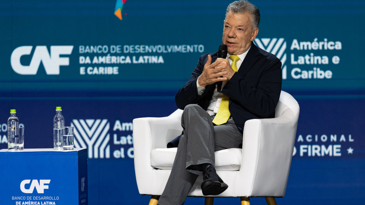 Juan Manuel Santos habla en el foro económico regional

 – Tinta clara