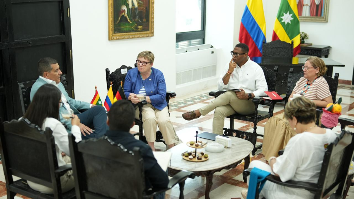 Sostenibilidad, cambio climático y planificación urbana, principales temas del encuentro entre la embajadora alemana, Martina Klumpp, y Dumek Turbay

 – Tinta clara