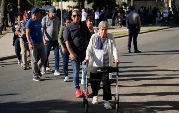 Estados Unidos endurece política migratoria y congela visas de residencia para 75 países, entre ellos varios latinoamericanos – EXTRA

 – Tinta clara