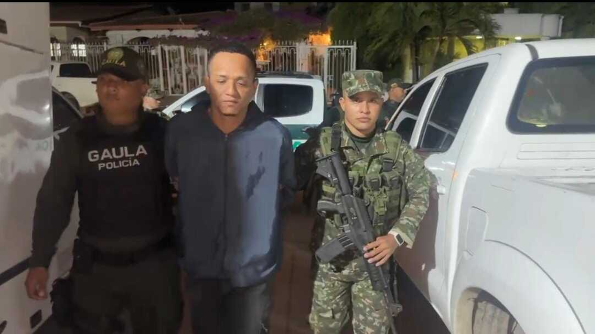 Cayó alias ‘Didier’, encargado de cobrar las extorsiones del Clan del Golfo a comerciantes de localidades del Atlántico

 – Tinta clara