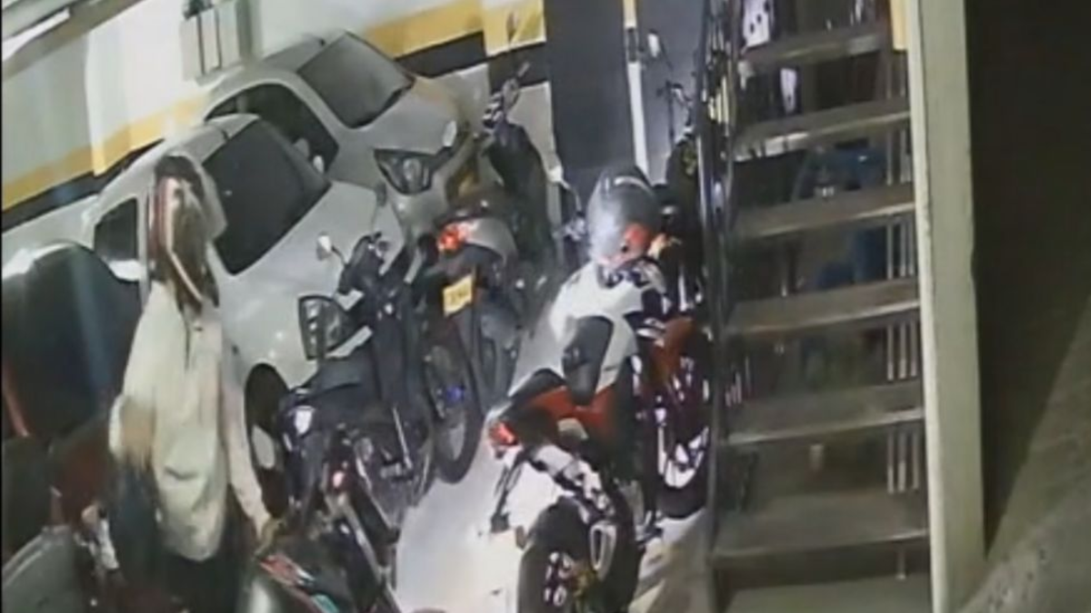 “El Solitario”, el joven que en complicidad con vecinos de complejos robaba motos en sectores exclusivos de Bucaramanga: robó 40 motos

 – Tinta clara