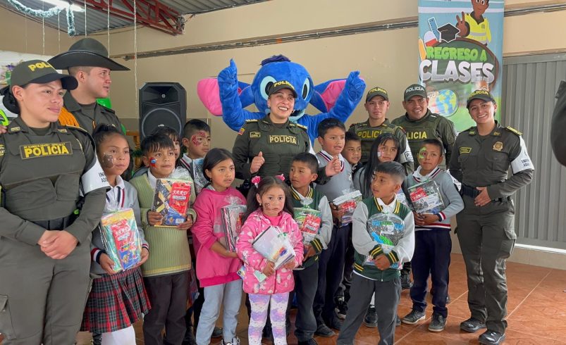 Policía Nacional lidera jornada solidaria para entrega de útiles escolares en Ipiales – EXTRA

 – Tinta clara