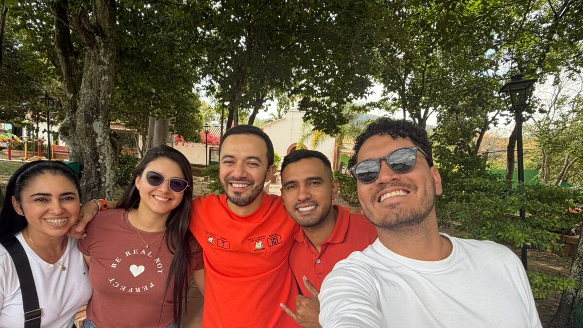 Un periodista iba de viaje y su equipo optó por emprender el camino.

 – Tinta clara