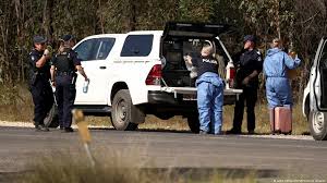 En Australia, la policía está buscando a un hombre vinculado con los tiroteos que, según informes, causaron tres muertes en una pequeña ciudad.

 – Tinta clara