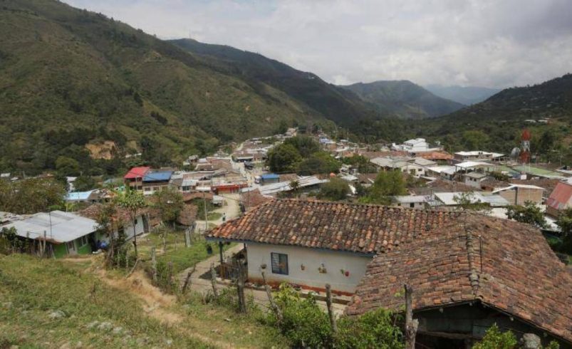 sicarios intentaron cerrarle el paso; así que salió ileso

 – Tinta clara