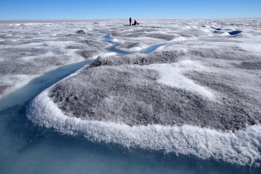 Algo oscuro sigue creciendo en el hielo de Groenlandia. Y está derritiendo la masa congelada a una velocidad inesperada.

 – Tinta clara