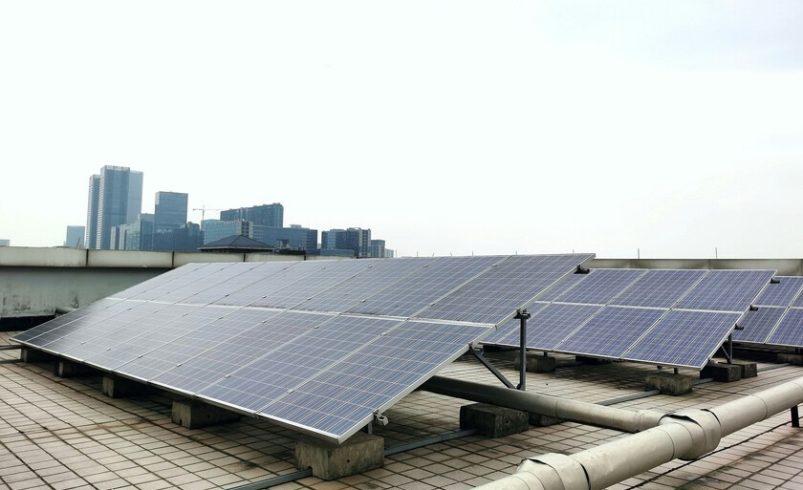 Acabamos de descubrir que el silicio tiene un cuello de botella invisible, y eso tiene un impacto directo en nuestros paneles solares.

 – Tinta clara