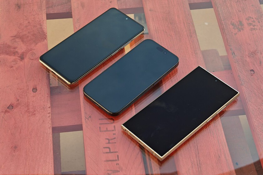 Resulta que para innovar en teléfonos móviles sólo hacía falta una cosa: cositas (muy) útiles.

 – Tinta clara