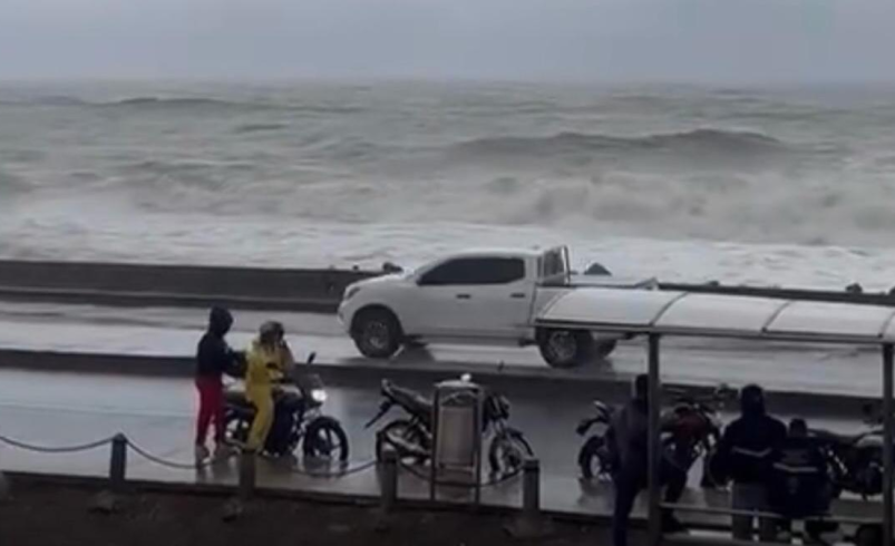 Vídeos impresionantes | Cartagena está bajo asedio de lluvias por frente frío que paraliza la movilidad: cerraron avenida Santander

 – Tinta clara