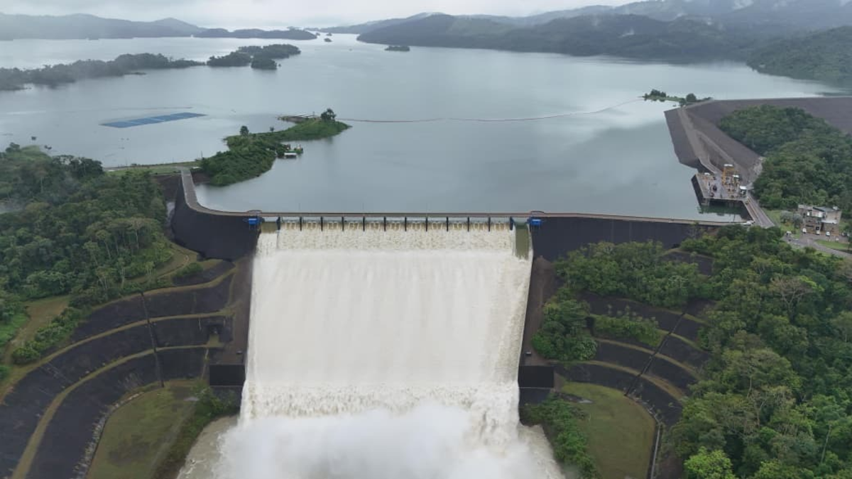 Hidroeléctrica Urrá confirma fuerte aumento de vertidos al río Sinú por aumento de caudal y pide mantener evacuadas zonas ribereñas

 – Tinta clara