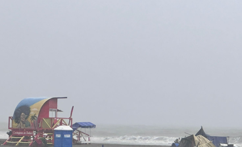 Fuertes lluvias, vientos y olas de hasta cuatro metros arrasan el 75% del comercio en la zona norte de Cartagena

 – Tinta clara