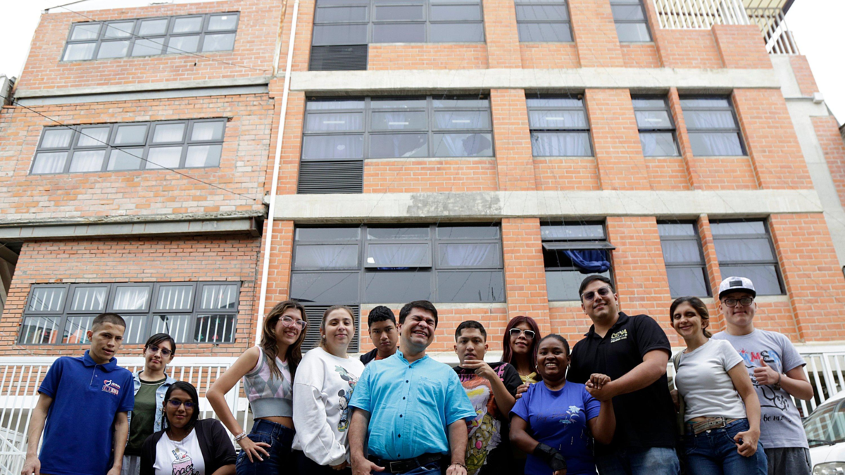 ¿Cómo superó su parálisis y creó una sede universitaria para jóvenes con discapacidad en Cali? Un estudiante tetrapléjico será programador de software

 – Tinta clara