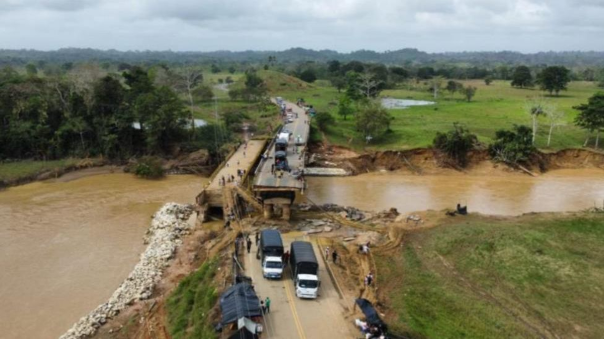 Con la instalación de puentes militares y la llegada de soluciones con gas avanza la atención a la emergencia por lluvias en el Urabá Antioquia

 – Tinta clara