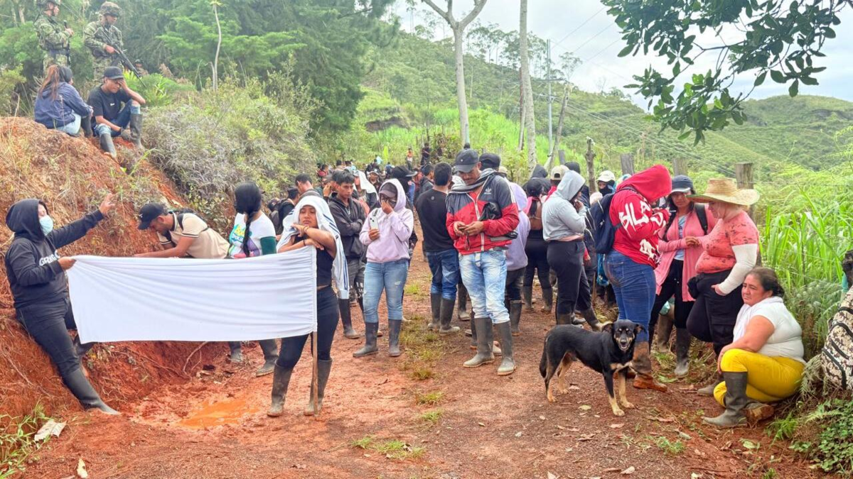 Así fue el acalorado motín de unas 400 personas contra soldados de la Tercera División en la zona rural de Jamundí: ‘¡Cuidado con las minas!’

 – Tinta clara