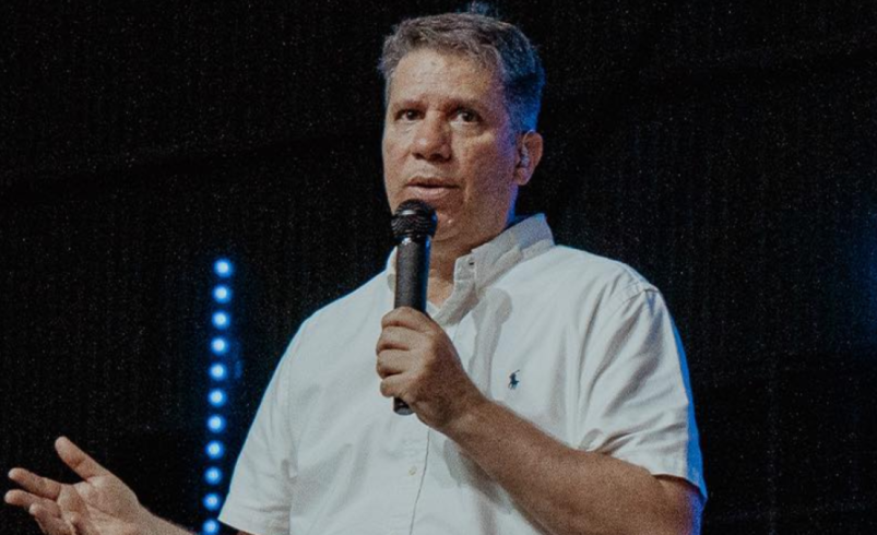 Críticas al pastor Miguel Arrazola por decir que partidarios del gobierno de Gustavo Petro son ‘como ver una vaca aplaudiendo a un carnicero’

 – Tinta clara