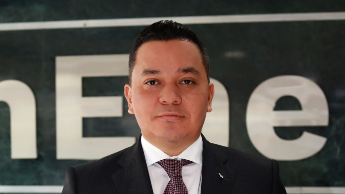 Víctor Paternina asume como nuevo Viceministro de Energía con foco en tarifas y comunidades energéticas

 – Tinta clara