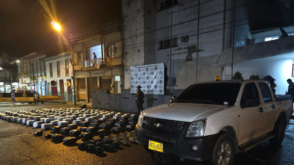 Un vehículo que transportaba media tonelada de marihuana acabó en zona rural de Sevilla, Valle del Cauca, tras una intensa persecución policial.

 – Tinta clara