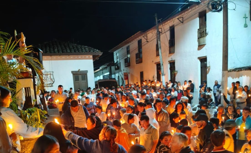 Conmovedora vigilia que indigna a Santander por un niño de 10 años que murió en extrañas circunstancias cuando salía de su casa para hacer un recado

 – Tinta clara