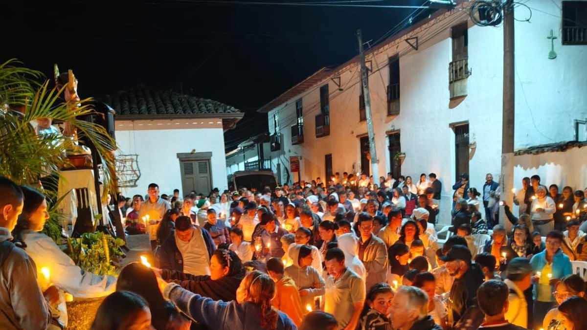 Conmovedora vigilia que indigna a Santander por un niño de 10 años que murió en extrañas circunstancias cuando salía de su casa para hacer un recado

 – Tinta clara