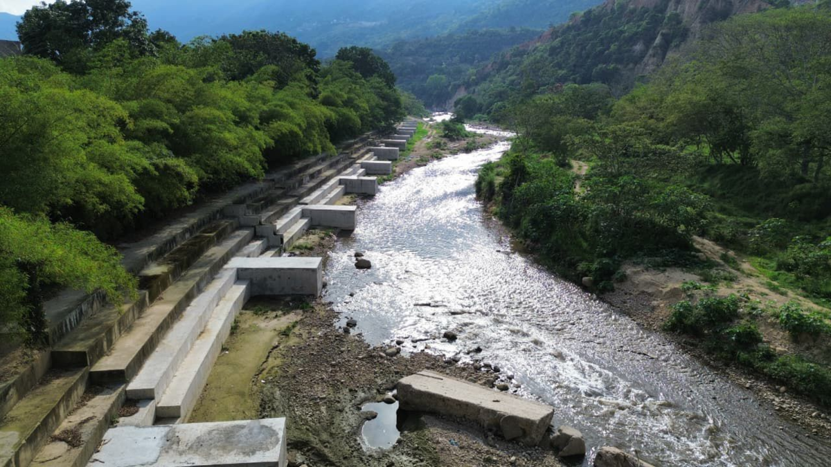 Listo el muro de contención que salvará a Girón y a más de 15 mil familias de tragedias por avalanchas y muertes como las de 2005

 – Tinta clara
