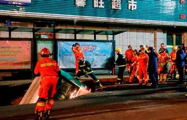 Colapso repentino de un enorme socavón en Shanghai, China – EXTRA

 – Tinta clara