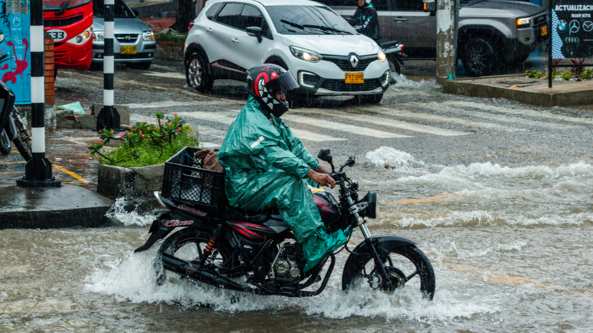 primeros informes de inundaciones y daños

 – Tinta clara