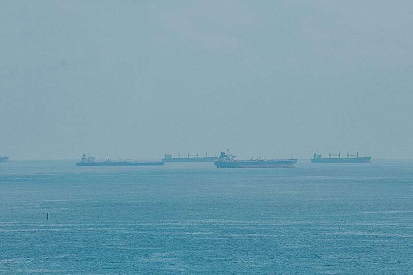 El mundo necesita sacar petróleo de Oriente Medio por cualquier medio posible. Su única esperanza son 30 barcos gigantes haciendo cola en Yanbu.

 – Tinta clara