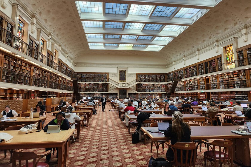 Pensaste que habías ido a la biblioteca por el silencio, pero la ciencia dice que el «efecto de coacción» es responsable de tu concentración.

 – Tinta clara