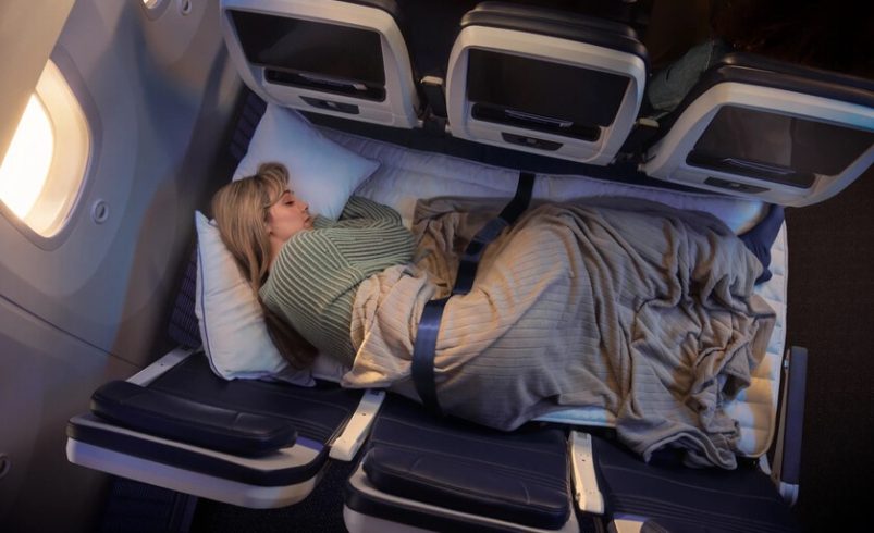 Dormir en clase turista ha sido misión imposible. Algunas aerolíneas están probando tres asientos convertibles en camas

 – Tinta clara