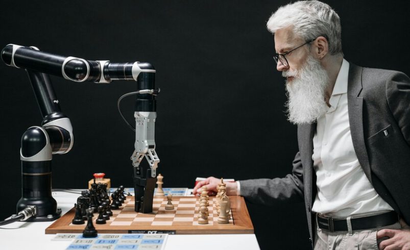 La IA ya dominaba el ajedrez. Ahora nos obliga a jugar de otra manera para seguir compitiendo.

 – Tinta clara