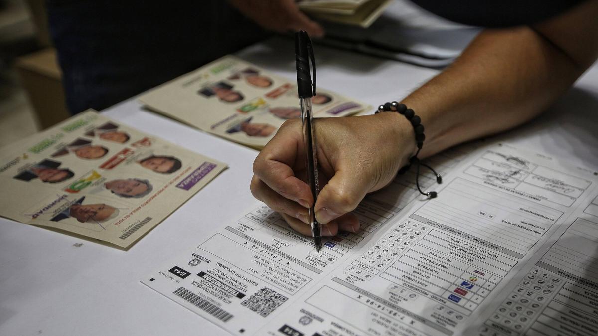 La Policía Nacional sorprendió a dos personas con 5 millones de pesos, víveres y propaganda electoral al votar en zona rural de Pasto

 – Tinta clara