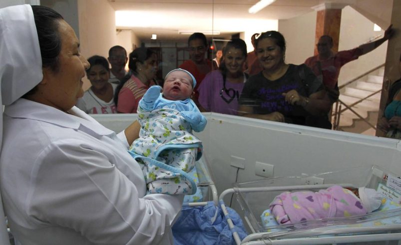 Cada vez menos niños | Análisis de Ricardo Ávila – Tinta clara