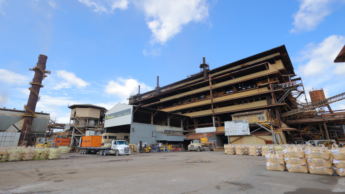 Hay 400 empleados atrapados en una planta

 – Tinta clara