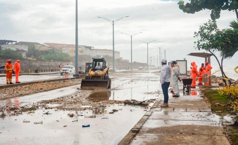 Vientos intensos, oleaje de hasta tres metros y playas con bandera roja por alto riesgo.

 – Tinta clara