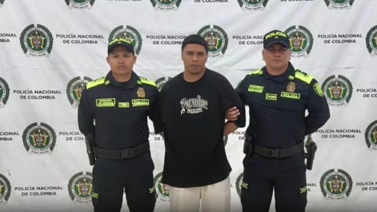 Cayó ‘Carlos Muleta’, el temido líder armado de Los Costeños con más de 15 años de antecedentes criminales

 – Tinta clara
