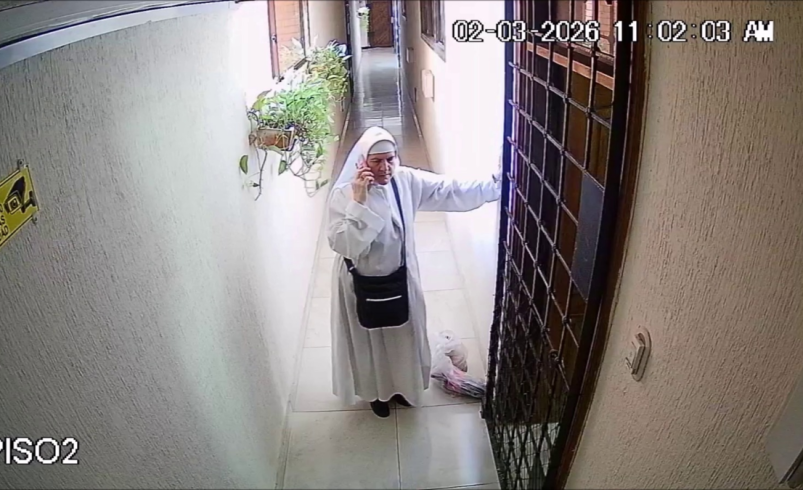 ¡De una película! Hombre disfrazado de monja evadió seguridad e ingresó a un edificio en el norte de Barranquilla; cámaras y llamada lo delataron

 – Tinta clara
