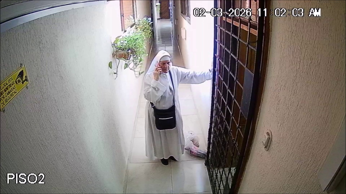 ¡De una película! Hombre disfrazado de monja evadió seguridad e ingresó a un edificio en el norte de Barranquilla; cámaras y llamada lo delataron

 – Tinta clara