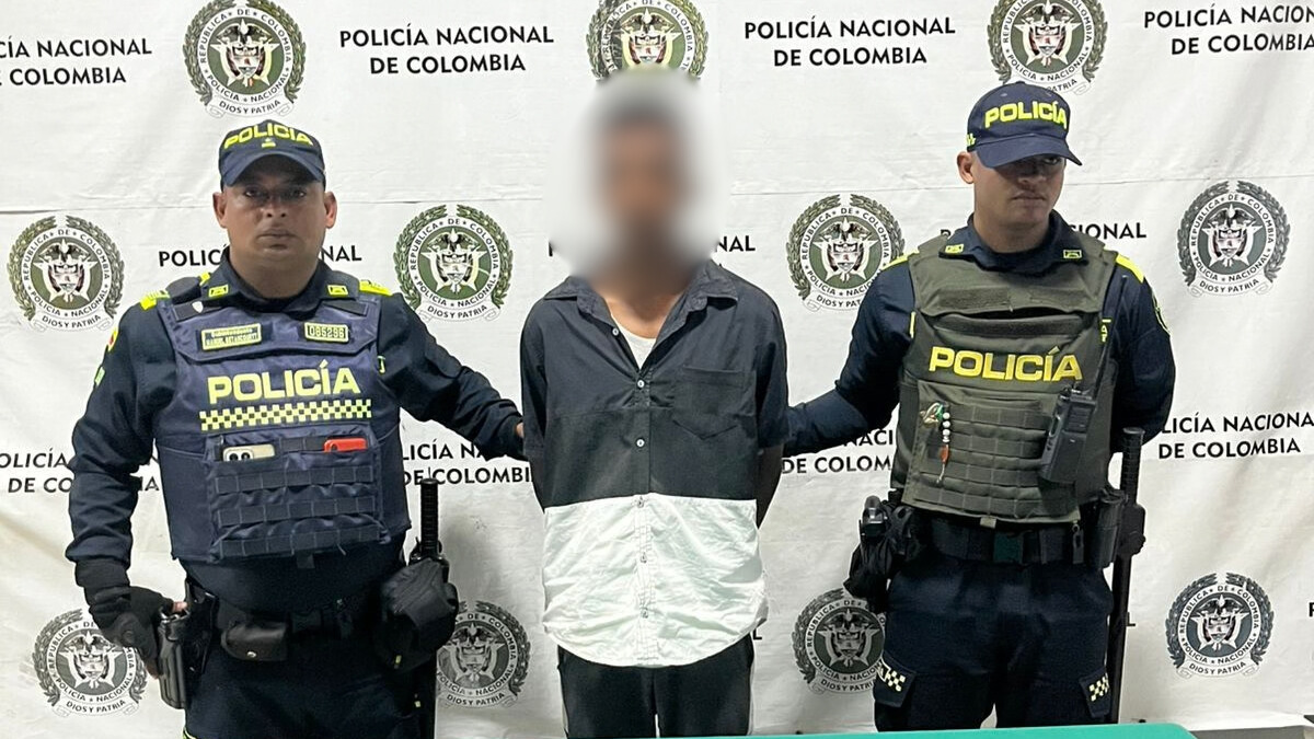 Este es el joven de 19 años que fue capturado por presunta agresión a su propia madre en el sureste de Barranquilla

 – Tinta clara