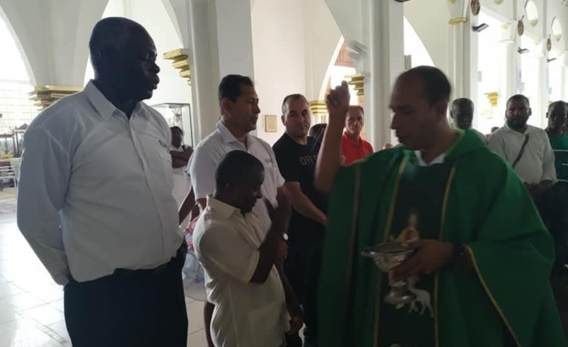 ¿Quién es el líder y mediador desde que era sacerdote y fue elegido representante del distrito de paz?

 – Tinta clara