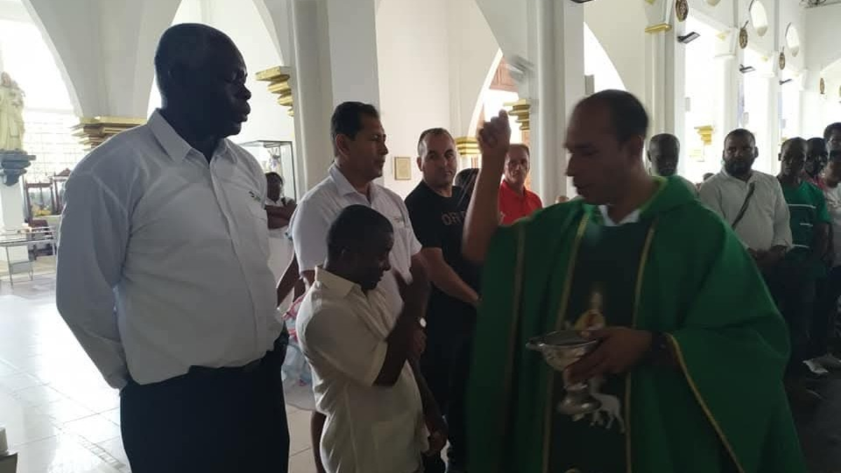 ¿Quién es el líder y mediador desde que era sacerdote y fue elegido representante del distrito de paz?

 – Tinta clara