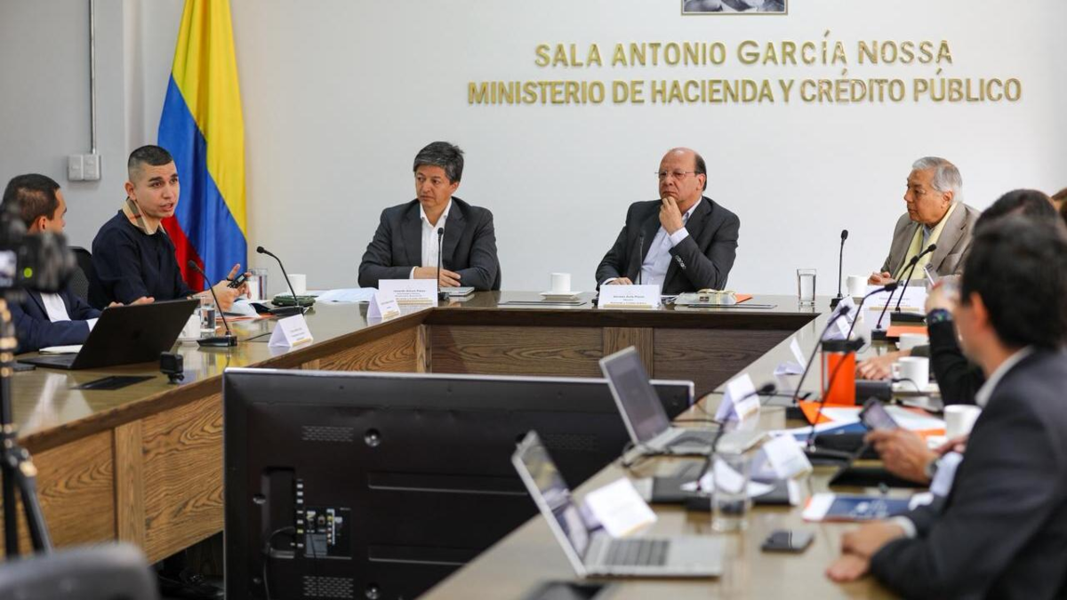 Tras semanas de lucha, el Gobierno y la banca acuerdan un plan para el invierno y frenan la idea de las inversiones forzadas

 – Tinta clara