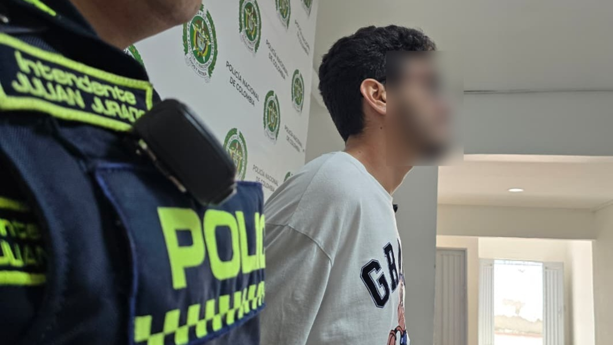 Mujer recibió 20 puñaladas por parte de su pareja mientras vecinos desesperados alertaron a la policía tras escuchar gritos

 – Tinta clara