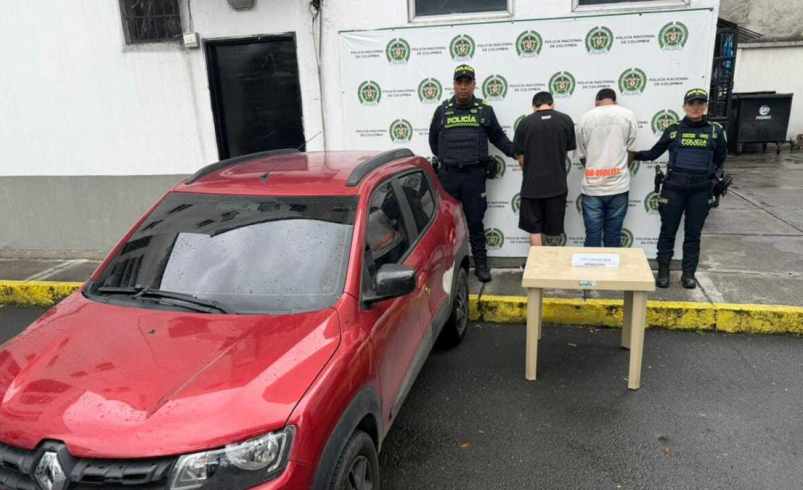 Policía de Cali captura a dos presuntos asesinos por el robo de una cadena en el barrio Centenario

 – Tinta clara